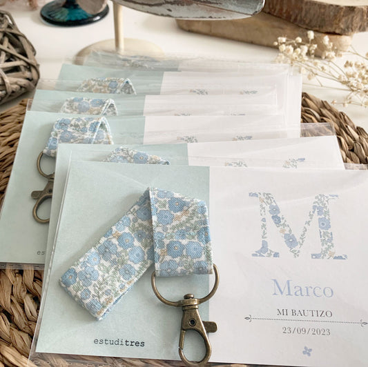 Detalle bautizo llavero cinta inicial floral