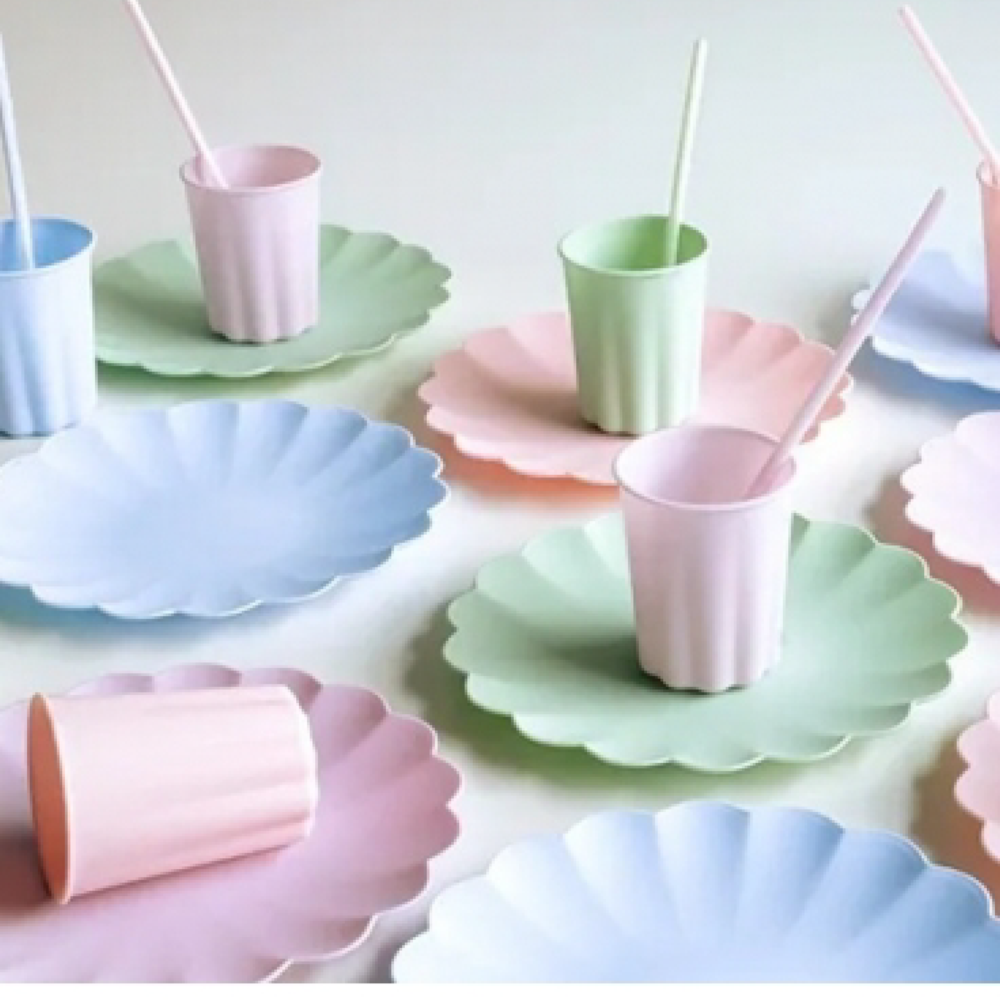 vasos de plástico festoneado / 4 unidades / disponible varios colores