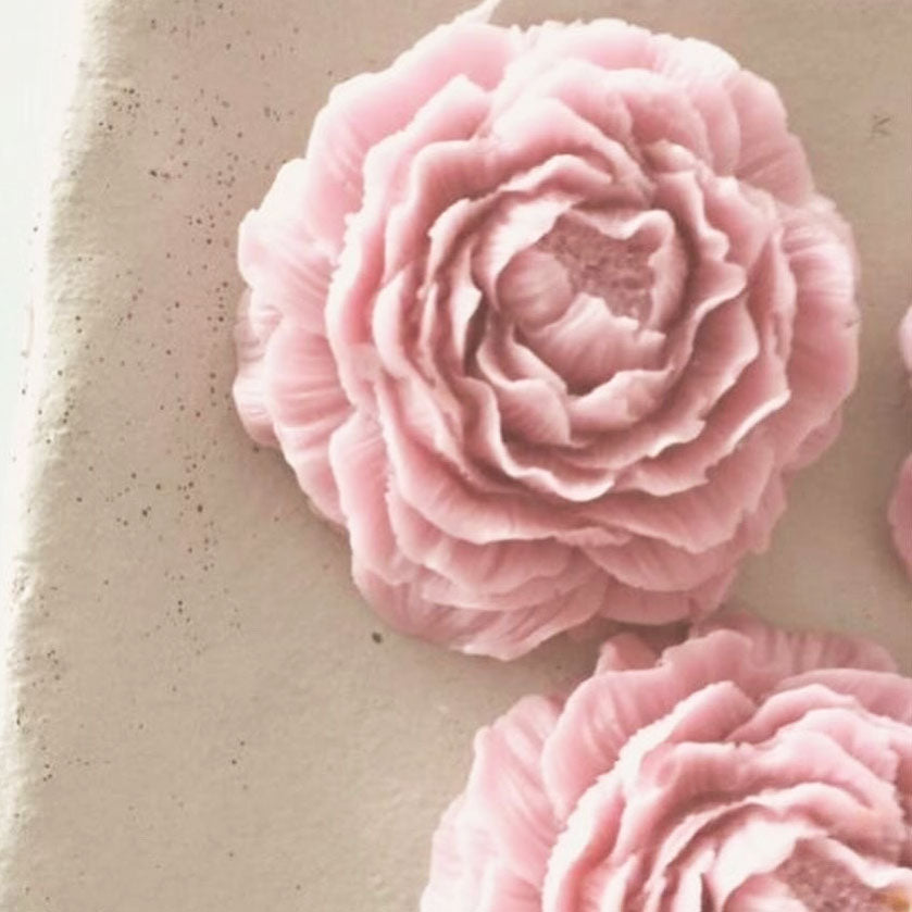 Detalle Primera Comunión Jabón rosa colección inicial estampados geométricos