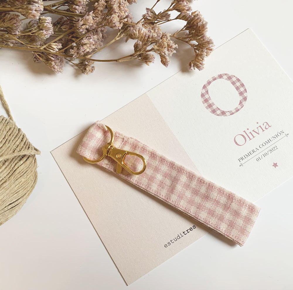 Detalle comunión llavero cinta inicial estampados geométricos