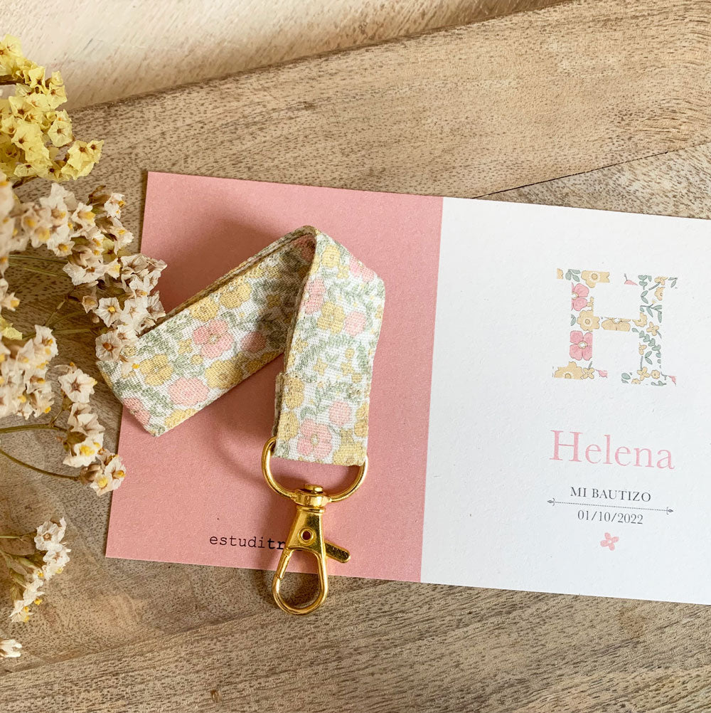 Detalle bautizo llavero cinta inicial floral
