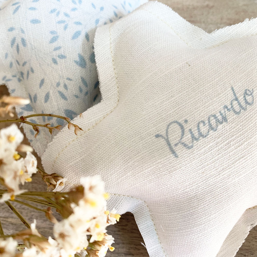 Recordatorio bautizo llavero colección inicial floral