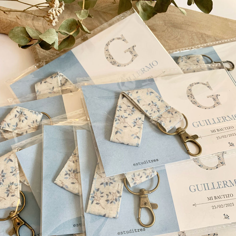 Detalle bautizo llavero cinta inicial floral