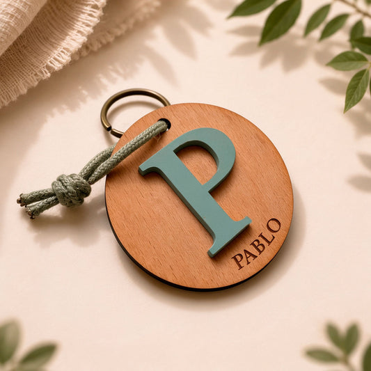 Llavero de madera con inicial en relieve I colección bautizo inicial