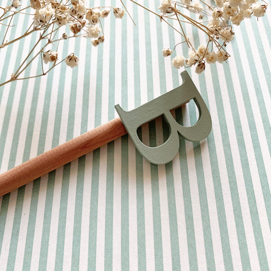 Lápiz inicial madera bautizo colección inicial " estampados geométricos"